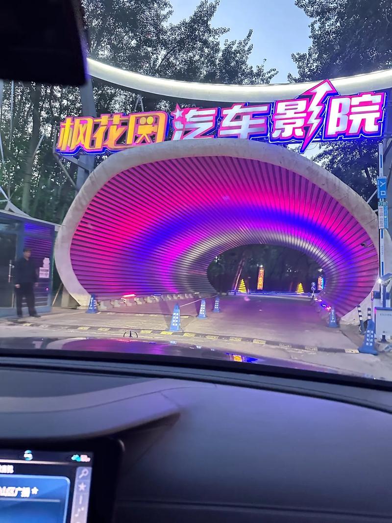 一边亲上面一边摸下的相关介绍