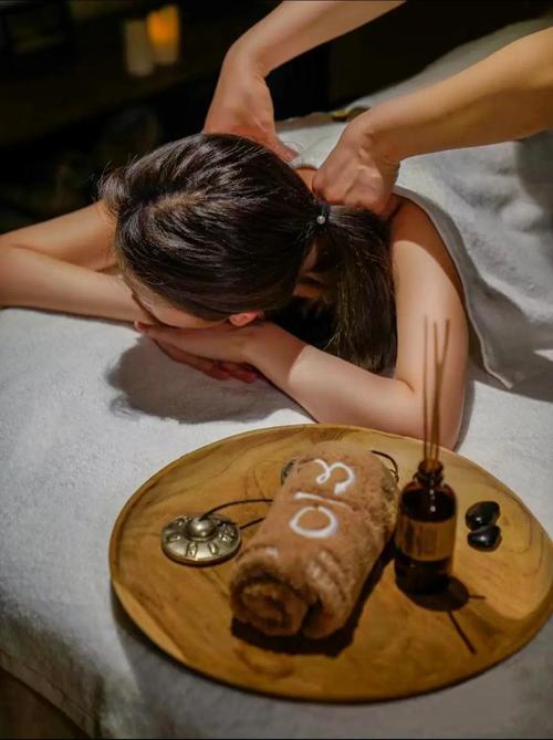 人妻巨乳诱惑中出的相关介绍