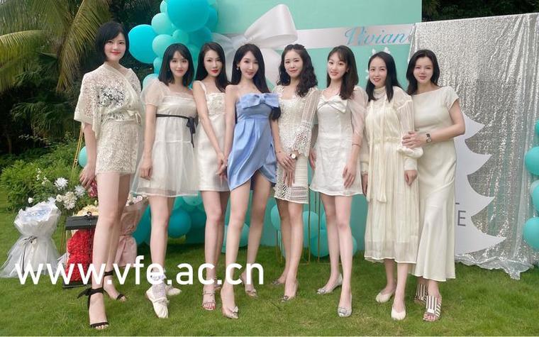 猛操美女老师的相关介绍