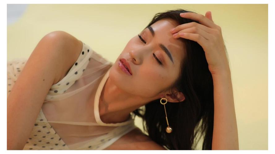 操哭美女的相关介绍