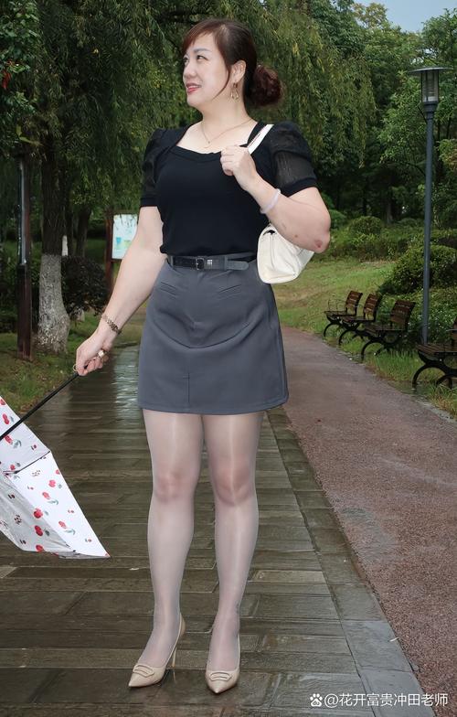 扒开逼操美女的相关介绍