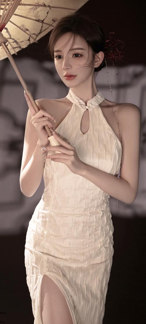 操死美女老师的相关介绍