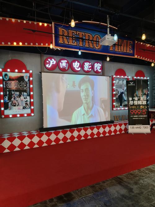 男女一边摸一边亲的相关介绍